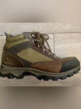 Timberland, Men’s Keele Ridge waterproof hiking boots in brown leather.